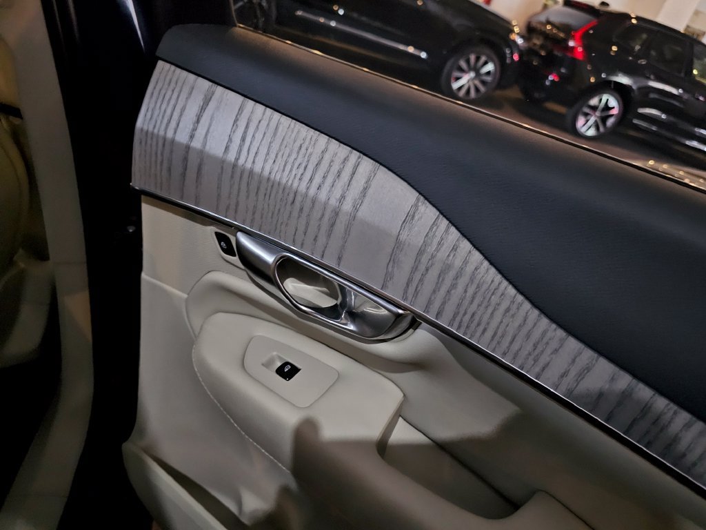 Certified 2025 Volvo XC90 T8 Plus w/ Protection Package Premier AWD/4WD image 9