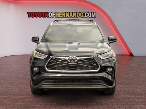 Used 2023 Toyota Highlander Limited FWD image 2
