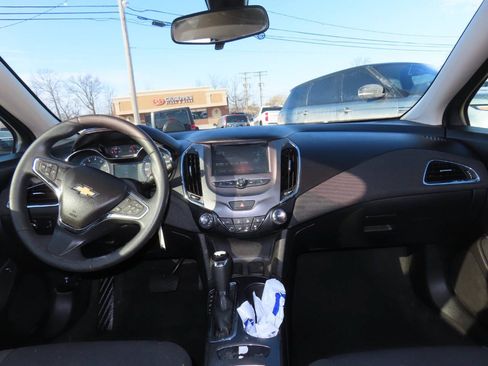 Used 2017 Chevrolet Cruze LT FWD image 40