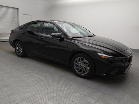 Used 2025 Hyundai Elantra Hybrid FWD image 11