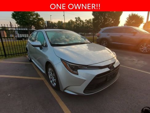 Used 2025 Toyota Corolla LE FWD image 3