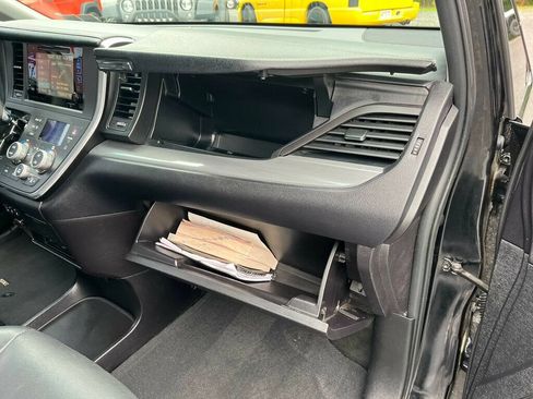 Used 2016 Toyota Sienna SE Premium FWD image 31