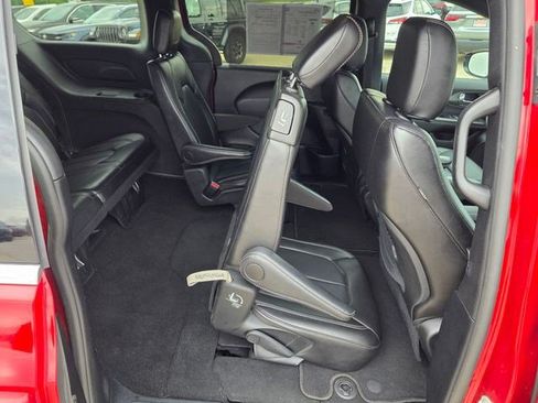 Certified 2025 Chrysler Pacifica Select FWD image 16