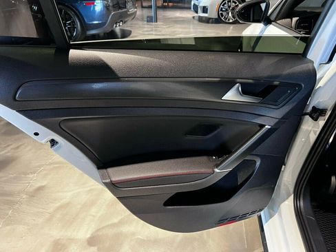 Used 2019 Volkswagen Golf 4-Door FWD image 16