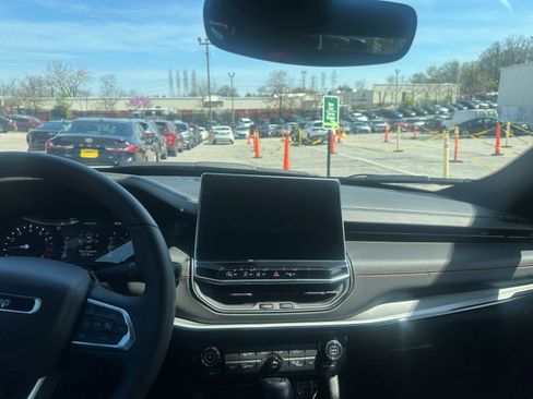 Used 2025 Jeep Compass Trailhawk image 32