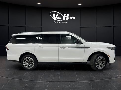 Used 2025 Lincoln Navigator L Reserve AWD/4WD image 8