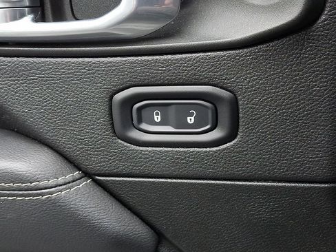 Used 2022 Jeep Gladiator Overland w/ LED Lighting Group AWD/4WD image 26