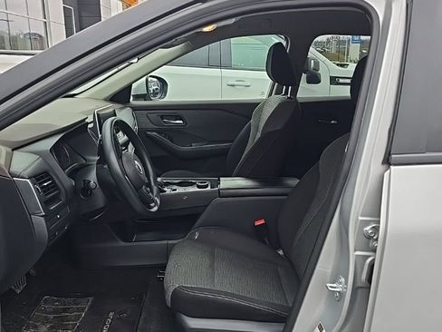 Used 2023 Nissan Rogue SV image 5