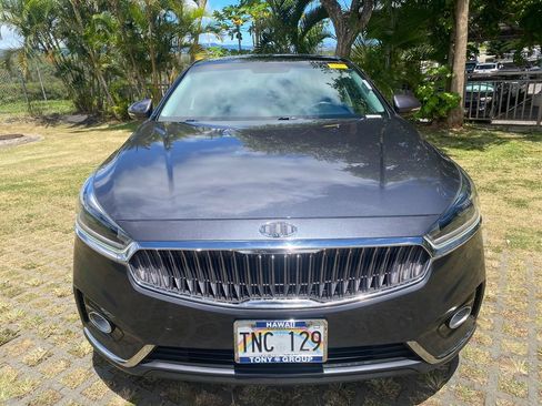 Used 2017 Kia Cadenza Premium w/ Luxury Package FWD image 2