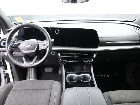 Used 2025 Chevrolet Traverse LT FWD image 16