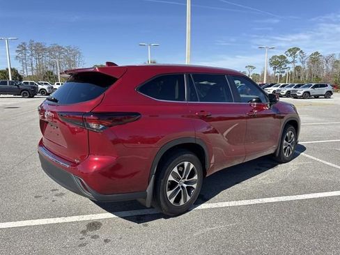 Used 2025 Toyota Highlander XLE image 3