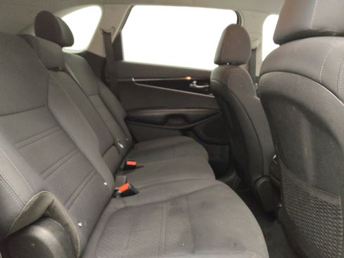Used 2020 Kia Sorento LX image 19