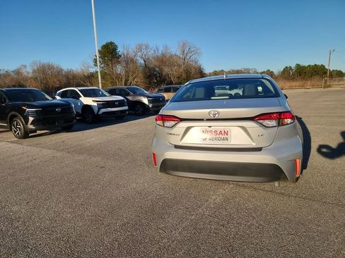 Used 2025 Toyota Corolla LE image 4