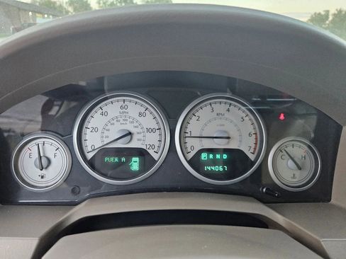 Used 2010 Chrysler Town & Country Limited image 18