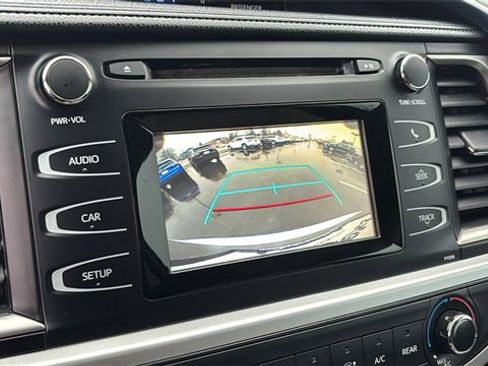 Used 2017 Toyota Highlander LE w/ Carpet Mat Package image 3