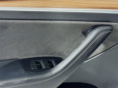 Used 2023 Tesla Model Y 2WD image 16