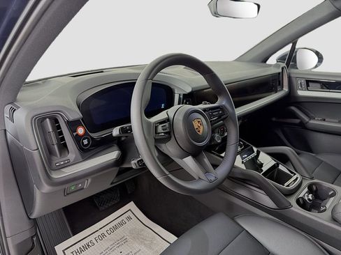 Certified 2025 Porsche Cayenne AWD/4WD image 4