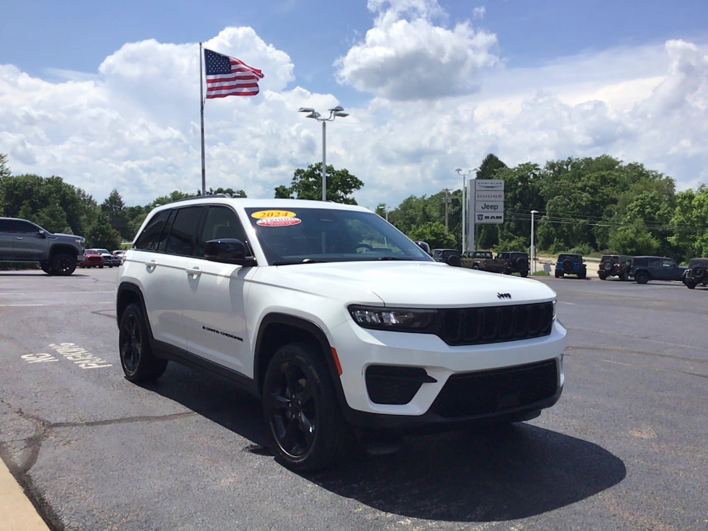 Certified 2024 Jeep Grand Cherokee Altitude AWD/4WD image 3