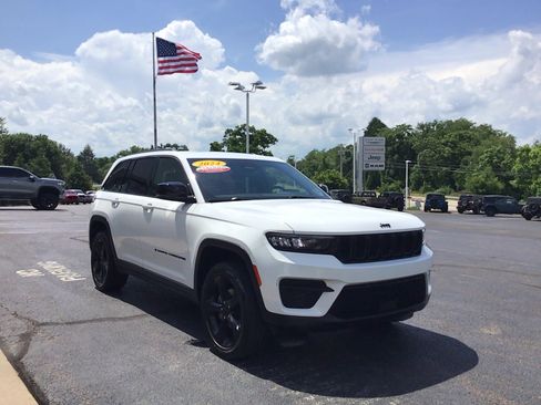 Certified 2024 Jeep Grand Cherokee Altitude AWD/4WD image 3