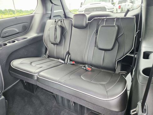 Used 2025 Chrysler Pacifica Limited FWD image 15