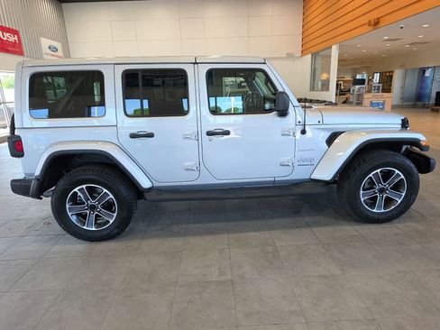 Used 2023 Jeep Wrangler Unlimited Sahara w/ Cold Weather Group AWD/4WD image 6