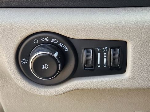 Used 2023 Chrysler Pacifica Touring-L image 22