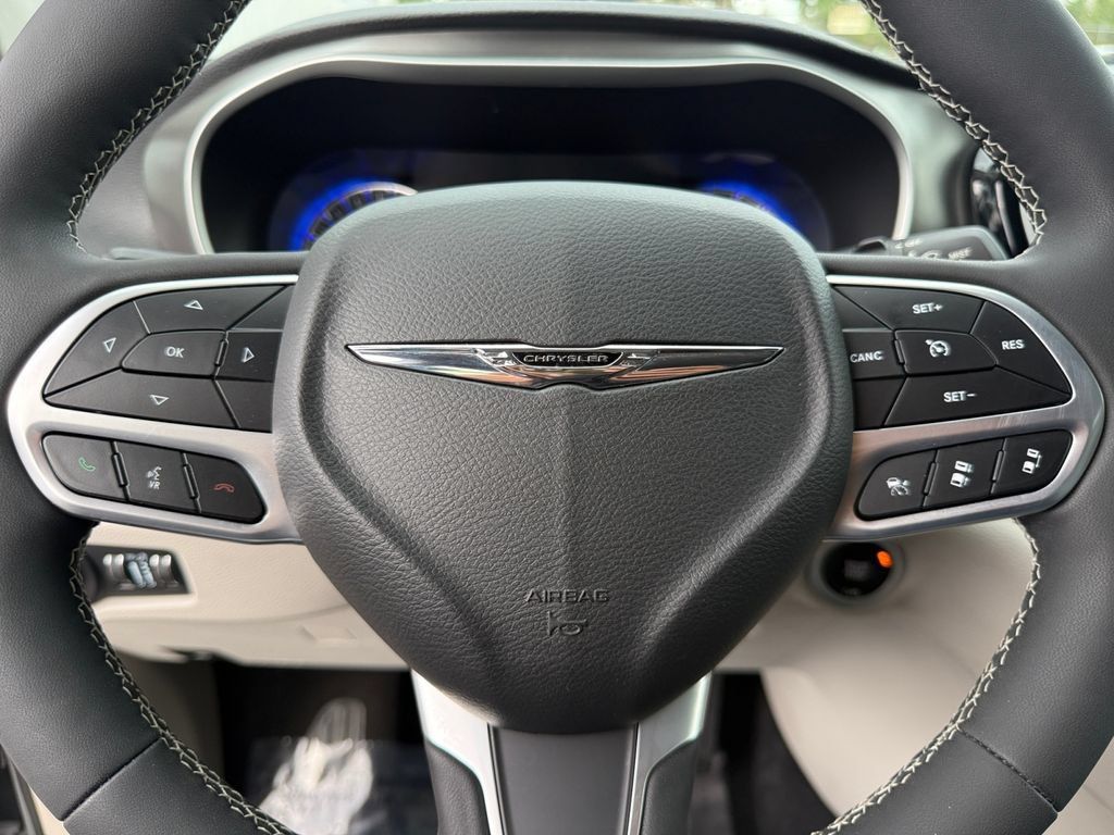Used 2022 Chrysler Pacifica Touring-L w/ Uconnect Theater Family Group AWD/4WD image 22