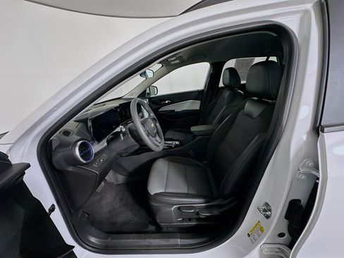 Used 2025 Chevrolet Trax LT FWD image 13