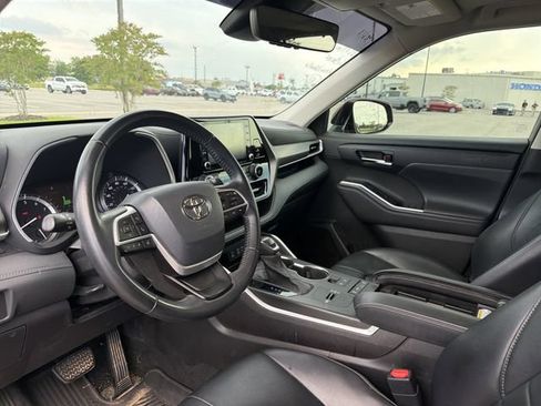 Used 2022 Toyota Highlander XLE FWD image 10