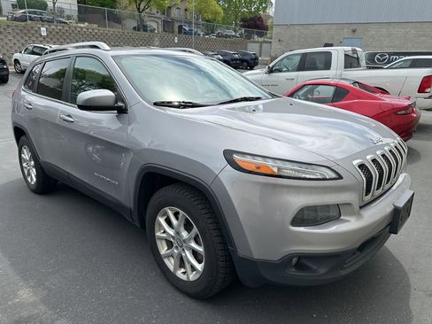 Used 2018 Jeep Cherokee Latitude w/ Cold Weather Group image 2