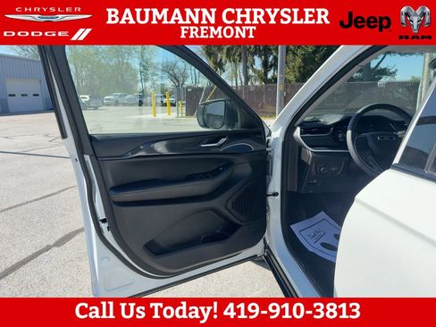 Used 2023 Jeep Grand Cherokee L Laredo w/ Luxury Tech Group I AWD/4WD image 2