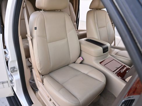 Used 2013 Chevrolet Suburban LTZ RWD image 19