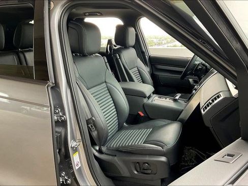 New 2025 Land Rover Discovery Dynamic SE image 12