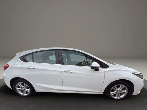 Used 2017 Chevrolet Cruze LT image 4