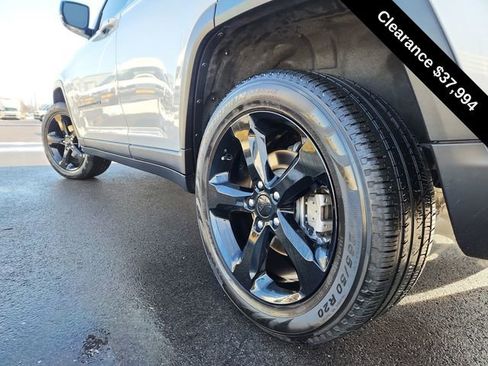 Used 2025 Jeep Grand Cherokee Limited w/ Luxury Tech Group II AWD/4WD image 15