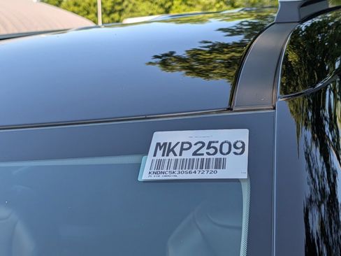 Used 2025 Kia Carnival EX FWD image 32