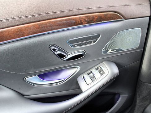 Used 2018 Mercedes-Benz S 560 Sedan image 23