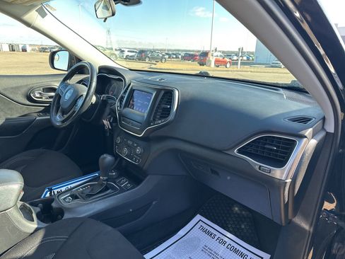 Used 2019 Jeep Cherokee Latitude w/ Cold Weather Group image 30