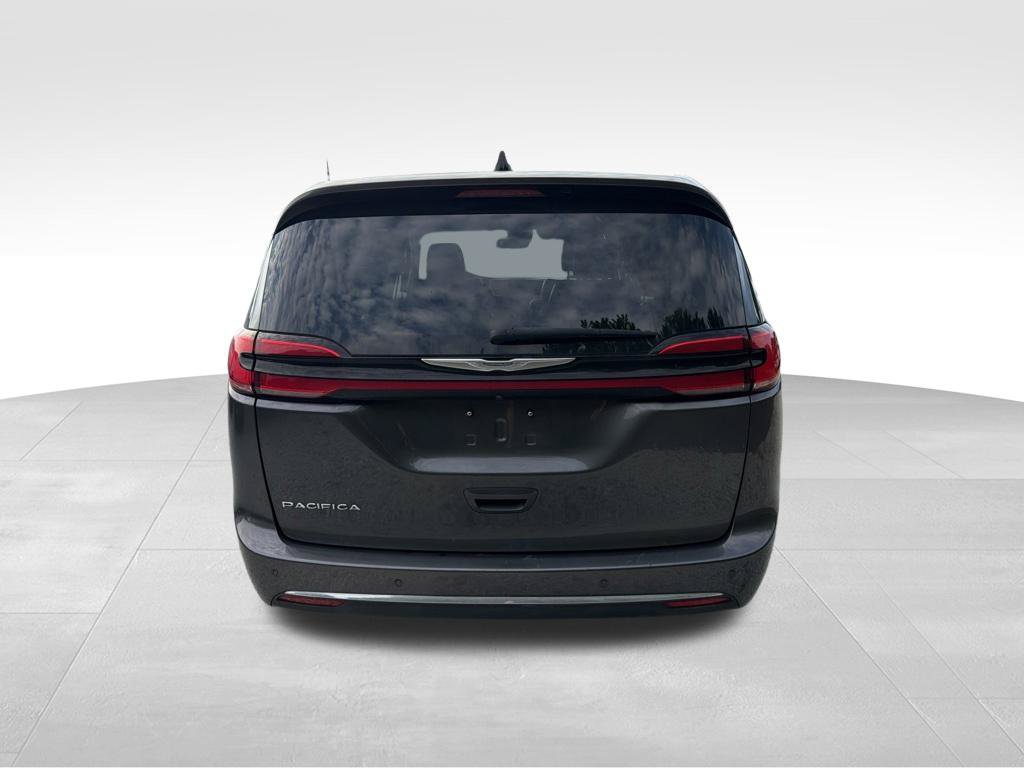 Used 2023 Chrysler Pacifica Touring-L FWD image 5