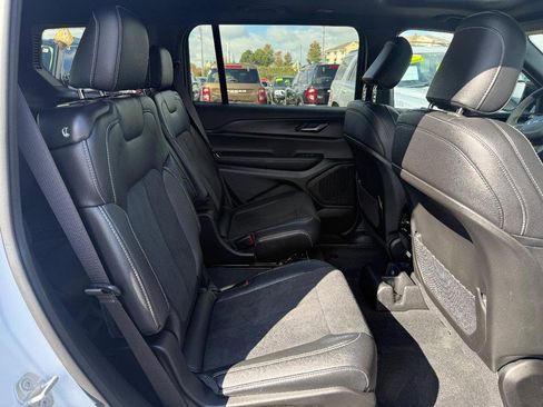 Used 2025 Jeep Grand Cherokee L Altitude image 11