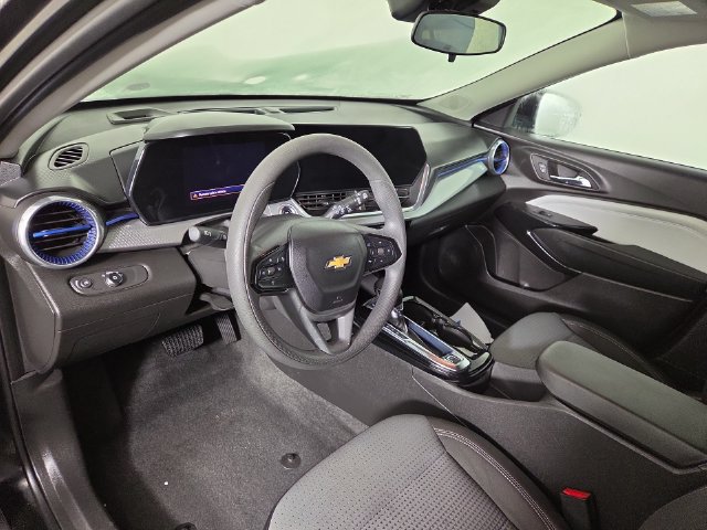 Used 2025 Chevrolet Trax LT FWD image 15