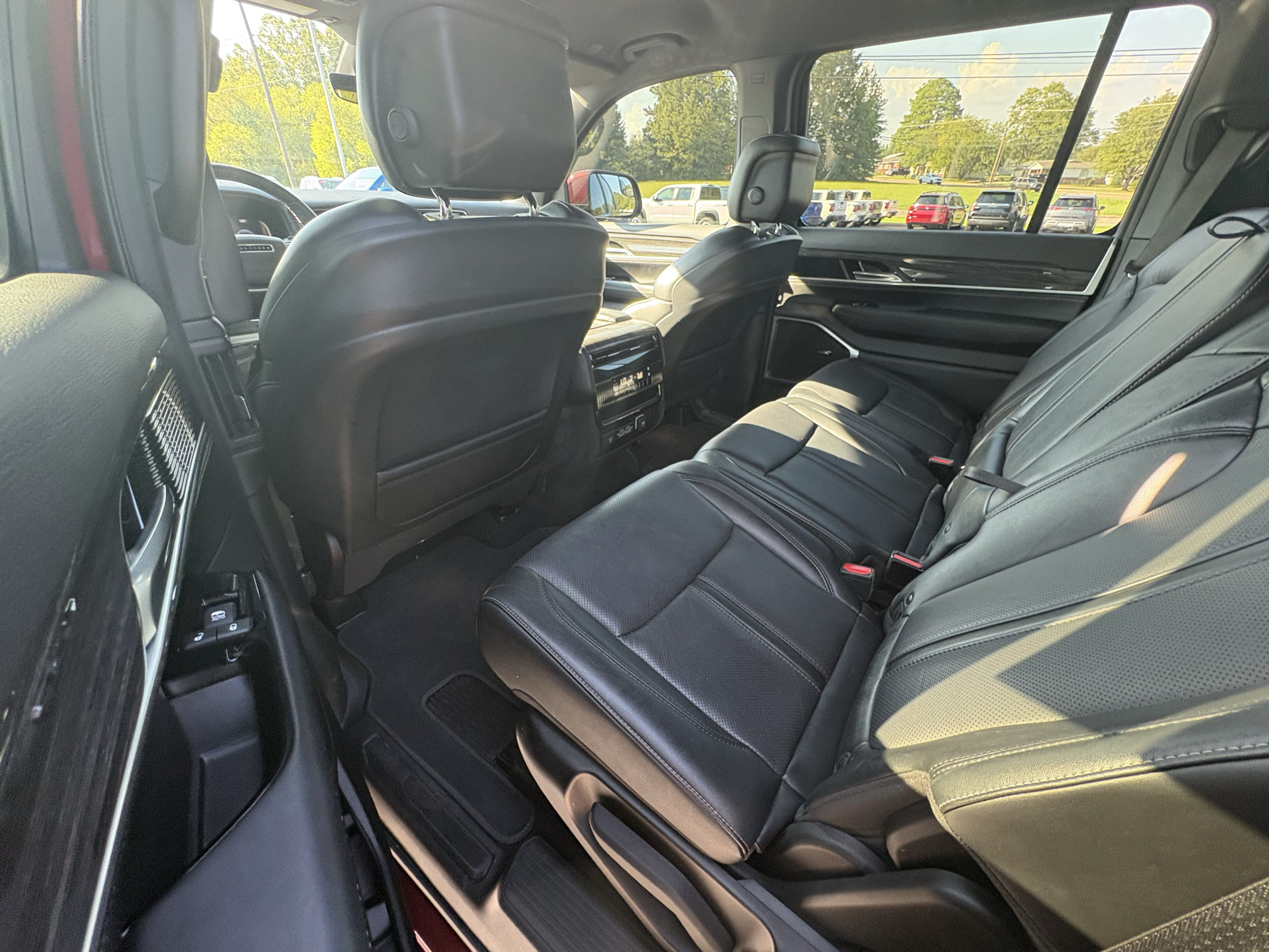 Used 2022 Jeep Wagoneer Series II AWD/4WD image 26