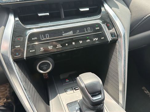 Used 2024 Toyota Venza XLE AWD/4WD image 20