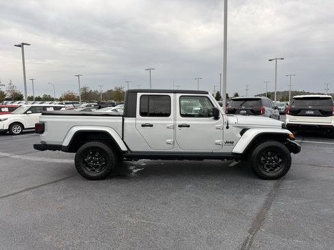 Used 2023 Jeep Gladiator Willys image 9