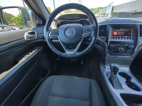 Used 2021 Jeep Grand Cherokee Laredo w/ Security & Convenience Group AWD/4WD image 18