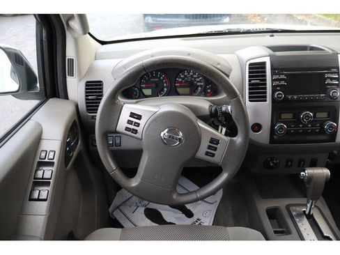 Used 2013 Nissan Frontier SV w/ SV Value Truck Pkg AWD/4WD image 8