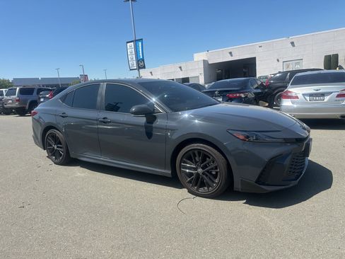Used 2025 Toyota Camry SE w/ Convenience Package FWD image 2