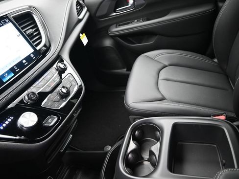 New 2026 Chrysler Pacifica Select AWD/4WD image 16