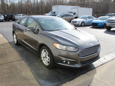 Used 2016 Ford Fusion SE w/ Equipment Group 202A image 2