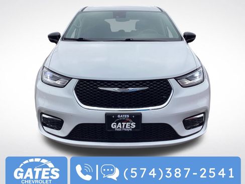 Used 2024 Chrysler Pacifica Touring-L image 2